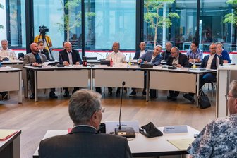 Nach Neonazi-Enthüllungen: Grüne und BSW fordern Abberufung von Zwickauer AfD-Stadtrat aus dem Jugendbeirat - Die AfD-Fraktion im Zwickauer Stadtrat: Grüne und BSW fordern sie zum Handeln auf.