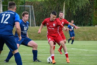 Nach nervösem Beginn: Flöhas Fußballer lassen zum Auftakt nichts anbrennen - Trug sich zum Auftakt gleich in die Torschützenliste des TSV ein: Nick Bellmann (vorne rechts) hier im letzten Testspiel gegen Falkenau.