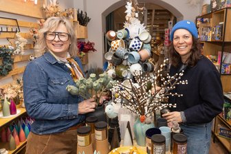Nach Neueröffnung in Oberwiesenthal: Erfolgreiche Laden-Idee expandiert nach Leipzig - Antje Gahler und Melanie Ellinger (r.) gründeten aus dem Label „Feder&Konfetti“ in Oberwiesenthal eine eigene Firma. Die beiden Geschäftsführerinnen haben Expansionspläne.