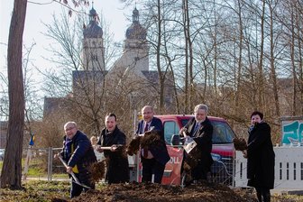 Nach neun Jahren Hickhack: Caravan-Projekt im Plauener Stadtzentrum gestartet - Endlich geht's los: Stadtrat Bernd Stubenrauch (links) und OB Steffen Zenner (Mitte) waren die Hauptakteure beim Baustart-Termin.