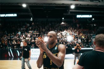 Nach Niederlage gegen Alba Berlin: Wo endet die (vor)letzte Reise einer großartigen Saison für die Niners Chemnitz? - Nach der Niederlage gegen Alba Berlin am Dienstag war die Enttäuschung bei den Spielern der Niners Chemnitz um ihren besten Werfer DeAndre Lansdowne groß. Doch noch können sie das Finale um die Deutsche Meisterschaft erreichen.