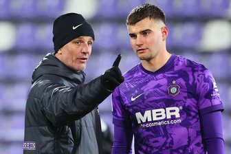 Nach Niederlage gegen Union Berlin: Wird Erzgebirge Aue im Winter auf dem Transfermarkt zuschlagen? - Cheftrainer Jens Härtel, hier im Gespräch mit Innenverteidiger Tristan Zobel (r.), ließ sich am Montagabend nicht in die Karten schauen.