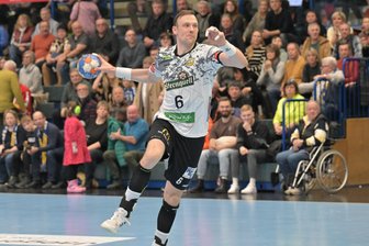 Nach Niederlage im Kellerduell: Oberlosaer Handballer kündigen Einspruch gegen Spielwertung an - Kevin Roch traf für den SV 04 zum vermeintlichen 25:23, doch die beiden Unparteiischen wähnten den Ball fälschlicherweise hinter dem Tor. Diese Szene brachte den Spielbruch.