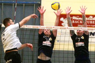 Nach Niederlage im Kellerduell: Oelsnitzer VSV-Volleyballer sind nun Schlusslicht - Die Oelsnitzer Tim Neuber (Mitte) und Stephen Sehr (rechts) unterlagen mit ihrem Team beim Schlusslicht.