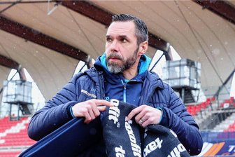 Nach Niederlage in Erfurt: CFC gibt im Aufstiegsrennen noch nicht auf - CFC-Cheftrainer Christian Tiffert sah sein Team am Wochenende auf Augenhöhe mit Tabellenführer Erfurt. Verloren hat sie dennoch.