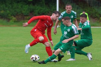 Nach Niederlage in Lichtenstein: Nur noch theoretische Aufstiegschancen für Fußballer von Eiche Reichenbrand - Selbst mit vereinten Kräften konnte Eiche Reichenbrand die agilen Lichten-steiner zu oft nicht stoppen.