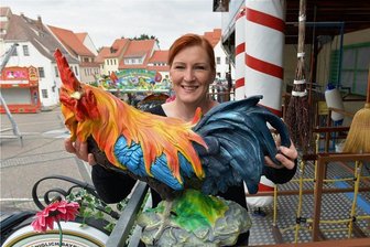 Nach Niederlage vor Gericht: Freiberg feiert Bergstadtsommer mit Plan B - Zum Bergstadtsommer in Freiberg wird der Untermarkt ab heute, 12 Uhr zum Jahrmarkt. Christel Kalbe von der Firma Melcher aus Kamern baute am Mittwoch einen Geschicklichkeitsparcours für Groß und Klein auf.