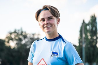 Nach Not-OP: Mittelsächsische Fußballerin will bei Hertha BSC neu durchstarten - Neuer Haarschnitt, neues Team: Die Freibergerin Johanna Seifert im Trikot von Hertha BSC.