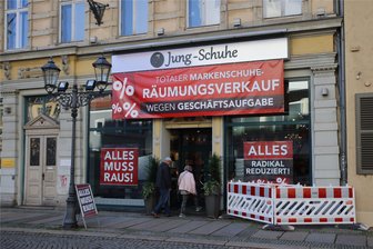 Nach nur anderthalb Jahren: Schuhladen am Zwickauer Hauptmarkt macht dicht - Der Räumungsverkauf bei Jung-Schuhe in Zwickau läuft seit Anfang Oktober.