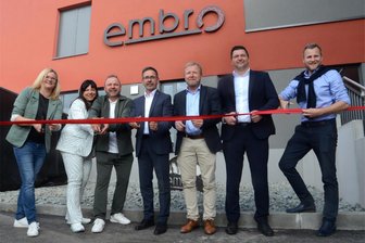 Nach nur einem Jahr Bauzeit: Hightech-Stickerei Embro nimmt Produktion in Falkenstein auf - Das Eröffnungsband durchgeschnitten haben bei der Einweihungsfeier unter anderem Embro-Geschäftsführer Markus Flechsing (3. v. l.), Landtagsabgeordneter Sören Voigt (Mitte), Bürgermeister Marco Siegemund (3. v. r.), Landrat Thomas Hennig (2. v. r.) und Ulrich Henneke, Geschäftsführer Vollack Sachsen (r.).