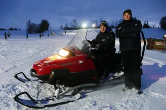 Nach nur fünf Tagen schon Pause am Falkenauer Skihang: Warum der Lift erstmal stillsteht - Für die Zwillingsbrüder Laurin (links) und Johann Henkelmann ist der Falkenauer Skihang so etwas wie ihr zweites Zuhause.