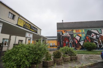 Nach nur zehn Jahren: Schon wieder Eigentümerwechsel für ehemaliges Hotel und Sitz des Fritz-Theaters in Chemnitz - Das Fritz Theater in der Kirchhoffstraße gehört zu einem Gebäudekomplex mit Seniorenwohnanlage, der jetzt verkauft wurde.