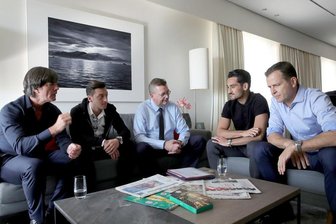 Nach Özil-Rücktritt: DFB schweigt weiter - Bundestrainer Joachim Löw (l-r), den Nationalspieler Mesut Özil, DFB-Präsident Reinhard Grindel, den Nationalspieler Ilkay Gündogan und den Manager der Nationalmannschaft, Oliver Bierhoff, in einem Hotel. Sie trafen sich zu einem persönlichen Gespräch über die umstrittenen Sympathiekundgebungen der beiden Spieler für den türkischen Präsidenten Erdogan.
