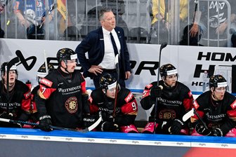 Nach Olympia-Frust: DEB-Auswahl mit vielen WM-Fragezeichen - Nach zwei Enttäuschungen bei der WM 2025 und Olympia 2026 steht auch Bundestrainer Harold Kreis mehr unter Beobachtung. (Archivbild)