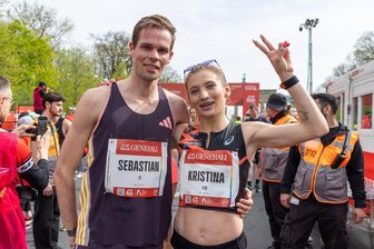 Nach Olympia vorm Fernseher: Wie das Marathon-Ehepaar Hendel über die Spiele 2028 in Los Angeles denkt - Kristina und Sebastian Hendel im Ziel des Halbmarathons von Berlin im Frühjahr 2024.