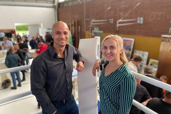 Nach Orkan und jahrelanger Sperrung: Olympia-Teilnehmerin besucht alte Trainingsstätte in Chemnitz - Boxerin Maxi Klötzer und ihr Trainer René Benirschke schauten bei der Wiedereröffnung der Boxhalle in Chemnitz vorbei.