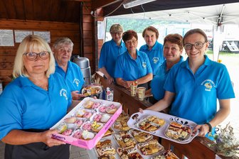 Nach Ortsjubiläum in Voigtlaide: Organisatoren ziehen Bilanz - Viele Vereine waren dabei: Mitglieder der Heimatfreunde übernahmen den Kuchenverkauf.
