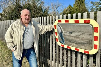Nach Ortstermin am falschen Ort: Zwickauer kämpft für mehr Sicherheit an Einmündung - Ein Verkehrsspiegel würde das Auffahren vom Niederhohndorfer Querweg in die Hauptstraße sicherer machen, findet Andreas Krauß.