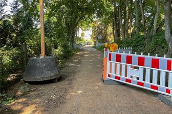 Nach Ortstermin mit Bürgermeister: Stadt Reichenbach sperrt Schleichweg - In der ersten Augustwoche wurde auf der "verlängerten" Moritzstraße hin zur Heinsdorfer Straße, die nur für Fußgänger und Radfahrer frei ist, diese Durchfahrtssperre aufgestellt. 