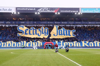 Nach Ostderby zwischen Rostock und Erzgebirge Aue: Polizei ermittelt wegen Raub und Bedrohung - Fans von Hansa Rostock zeigen eine Choreografie: Der FCE hat am Wochenende auswärts gespielt.