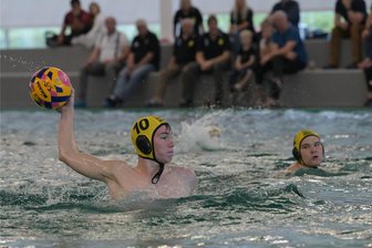 Nach packender Schlussphase: Zwickauer Wasserballer scheiden aus deutschem Pokalwettbewerb aus - Till Giebner (am Ball) erzielte in der Schlussphase das 11:10 für Zwickau. Zum Weiterkommen reichte es aber nicht.
