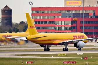 Nach Paketsprengsatz in Leipzig: Litauen nimmt Verdächtige fest - Spur führt zum russischen Geheimdienst - Ein Brandsatz in einem Paket hatte im Sommer 2024 ein Feuer in einem Container auf dem Flugplatz Leipzig/Halle entfacht. Das Paket hatte dort in einen Flieger nach London umgeladen werden sollen. Nur durch Zufall passierte nichts Schlimmeres.