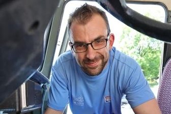 Nach Panne: Barkas rollt zurück ins DDR-Museum in Berlin - Werkstattleiter Sebastian Beyer zeigt die defekte Kontaktplatte, die Ursache der Barkas-Panne war.