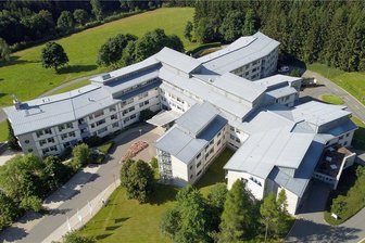Nach Paracelsus-Insolvenz: Wie geht es mit den Kliniken in Adorf und Schöneck weiter? - Das Krankenhaus Adorf wurde 1996 als Ersatz für die damaligen Kreiskrankenhäuser in Oelsnitz und Bad Elster eröffnet. Das Waldkrankenhaus wurde 2003 privatisiert.