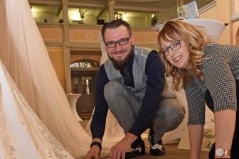 Nach Pause: Hochzeitsplaner machen Lust auf große Feier - Ines und Tobias Nebe aus Lichtenwalde mussten vor dem Messestart ihre Schaustücke noch richten.