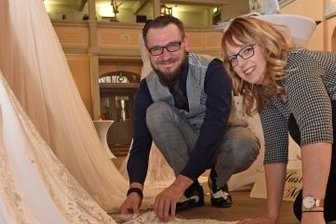 Nach Pause: Hochzeitsplaner machen Lust auf große Feier - Ines und Tobias Nebe aus Lichtenwalde mussten vor dem Messestart ihre Schaustücke noch richten.