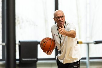 Nach Personalrochaden bei den Niners Chemnitz: Trainer Pastore zieht die Zügel an und schickt Kanadier wieder heim - Niners-Cheftrainer Rodrigo Pastore engagiert beim Training.