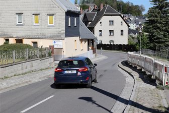 Nach Pfingsten wird eine Engstelle in Beierfeld beseitigt – Straße für einen Monat gesperrt - Dieses Engstelle zwischen Bernsbach und Beierfeld soll bald der Vergangenheit angehören.