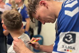 Nach Pflichtsieg im Handball-Erzgebirge: „Ich gehe nicht in die Aufstiegsrunde, um Spiele zu verlieren“ - Paul Bones war gegen seinen Ex-Club der mit Abstand beste Werfer des EHV Aue. Und schrieb nach der Partie noch fleißig Autogramme.