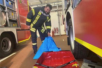 Nach Planschbecken-Einsatz in Deutschenbora: So sieht eine Faltwanne aus - David Bischoff, Gerätewart der Freiwilligen Feuerwehr Hainichen, zeigt eine Faltwanne und ein Gully-Dichtkissen.