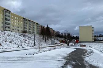 Nach Plattenbau-Abriss in Schwarzenberg: Straße, Gehweg und Parkplatz werden angepasst - Dieser Straßen- und Parkplatzbereich wird seit dem Abriss eines weiteren Wohnblocks in Sonnenleithe nicht mehr gebraucht.