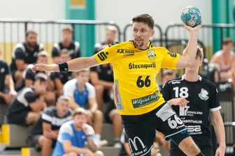 Nach Platz 3 beim eigenen Turnier: SV 04 Oberlosa muss sich vor dem Drittligastart steigern - Oberlosas Miroslav Nedoma beim Wurf.