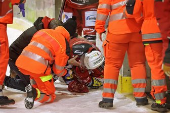 Nach Pleite im Derby und Ausraster des Torhüters: Eispiraten-Routinier Vinny Saponari verliert einen Zahn im Frontbereich - Vinny Saponari wurde mehrere Minuten behandelt. Das Blut tropft auf dem Eis.
