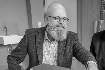 Nach plötzlichem Tod des Chefs: Chemnitzer Waldorfschule stemmt Millionen-Neubau - Christian Wolf - Der verstorbene Geschäftsführer der Waldorfschule Christian Wolf bei der Vorstellung eines Modells für den Neubau und die Ideenwerkstatt. Das Foto stammt aus dem Jahr 2020.