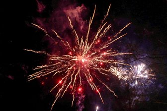 Nach plötzlicher Absage im vorigen Jahr: So geht es mit dem Ellefelder Silvesterfeuerwerk weiter - Das von der Gemeinde organisierte und mit Spenden finanzierte Feuerwerk in Ellefeld ist letztes Jahr abgesagt worden. Jetzt soll es nachgeholt werden.