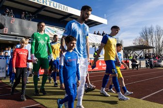 Nach Pokalknüller gegen Chemnitzer FC: So geht der Reichenbacher FC mit dem Sechserpack um - Die Kapitäne Yannick Diegel vom RFC (rechts) und Dejan Bozic vom CFC (links) führten die Mannschaften vor 1800 Zuschauern auf den Platz.