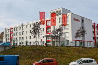 Nach Polizei-Einsatz in Meeraner Pflegeheim: Betreiber setzt neue Chefin ein - Blick zum Kursana-Heim in Meerane. Mitte Februar gab es einen Polizeieinsatz.