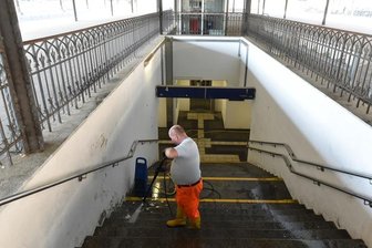 Nach Polizeieinsatz auf Freiberger Bahnhof: Gelände wird gesäubert - Der Bahnhof wird nach dem Vorfall am Mittwochabend gesäubert.