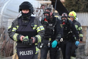 Nach Polizeieinsatz in Lichtenstein: „Unverständlich, wie man in diesem Haus leben kann“ - Spezialkräfte der Polizei und die Lichtensteiner Feuerwehr durchsuchten am Donnerstagnachmittag gemeinsam das Haus.