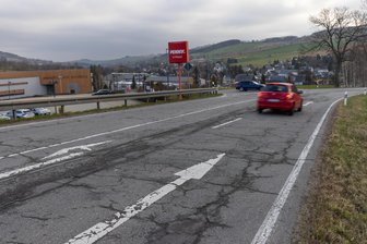Nach Posse um Straßenbau im Erzgebirge: Ab Montag ist die Buckelpiste gesperrt - Die S 265 bei Königswalde wird ab Montag gesperrt.