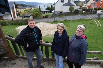 Nach Problemen mit dem Tüv: Spielplatz im Erzgebirge kann neu gestaltet werden - Toni Kehrer – hier mit Bürgermeisterin Annette Ficker und Sandra Sywall vom Förderverein „Frohe Kinder“ Elterlein – hatte die Idee für die Spendenaktion.