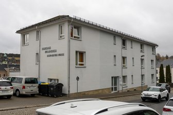 Nach Problemen und Anschlägen: Asylheim im Vogtland geschlossen – welche neuen Details nun bekannt wurden - Die Inobhutnahmestelle für jugendliche Asylsuchende in Ellefeld ist geschlossen.