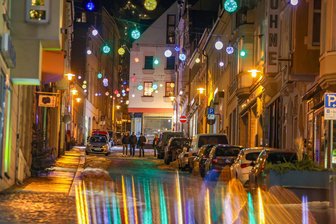 Nach Projektende: Was „Aufwärts in HOT“ der Hohenstein-Ernstthaler Innenstadt gebracht hat – und was nicht - 60 bunte „Organic Balls“ machen die Weinkellerstraße seit April 2024 zum Hingucker.