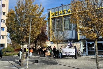 Nach Protest gegen Uhlemann: Demo für nazifreien Campus in Freiberg ist Teil einer Aktionswoche - Rund 20 Studies gegen rechts demonstrierten für einen nazifreien Campus vor die Mensa.