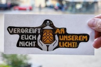 Nach Protest: Grüne Kritik empört Demo-Initiatoren - Die eigens für die Kundgebung am Dienstag angefertigten 2000 Aufkleber waren schnell vergriffen. Ab nächste Woche soll es sie wieder geben.