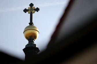 Nach Protest von der Basis setzt die Kirche Stellenkürzungen aus - 